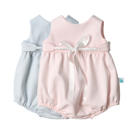 Conjunto de dois fofos de bebé feitos em tecido de piquet de algodão com fita de cetim branca.