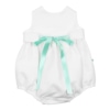 Fofo de bebé em tecido piquet branco com uma fita de cetim de cor verde.
