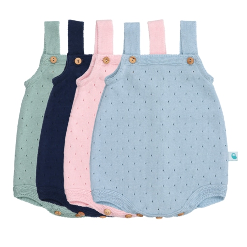 Conjunto de quatro fofo de bebé em malha de algodão. A é tricotada em ponto aberto e têm botões de madeira nas alças e nas costas.
