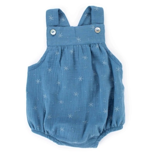Fofo de bebé azul escuro com um padrão de estrelas. Tem botões de madrepérola nas alças e elástico nas pernas.