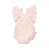 Fofo para bebé feito em tecido de algodão rosa com um padrão de flores. Tem folhos nas alças e aperta com dois botões de madrepérola nas alças e com molas de pressão no entrepernas. Nas pernas e nas costas tem um elástico suave.