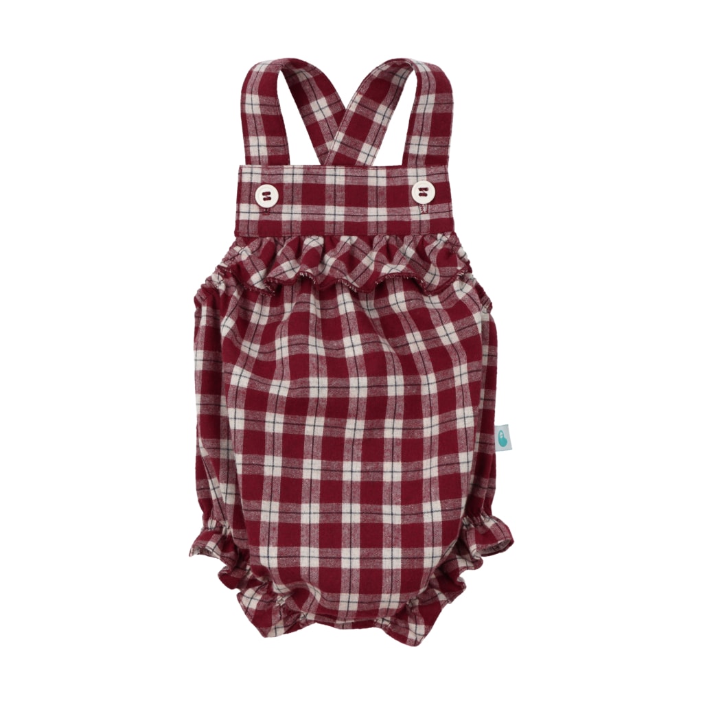 Fofo sem mangas para bebé feito em tecido de vaiela xadrez em tons de vermelho e branco, com folhos no peito e nas pernas. As alças cruzam nas costas e apertam à frente com botões. Tem elástico nas costas e nas pernas e aperta com molas de pressão no entrepernas.