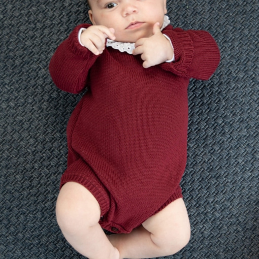 Bebé vestido com macacão em algodão.