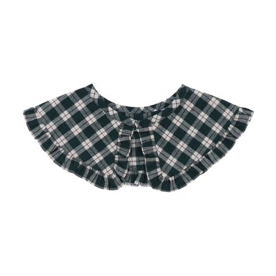 Gola para menina amovível, com folhinho a toda a volta, feita em tecido vaiela com padrão xadrez verde e crú. Aperta na frente com um botão escondido.
