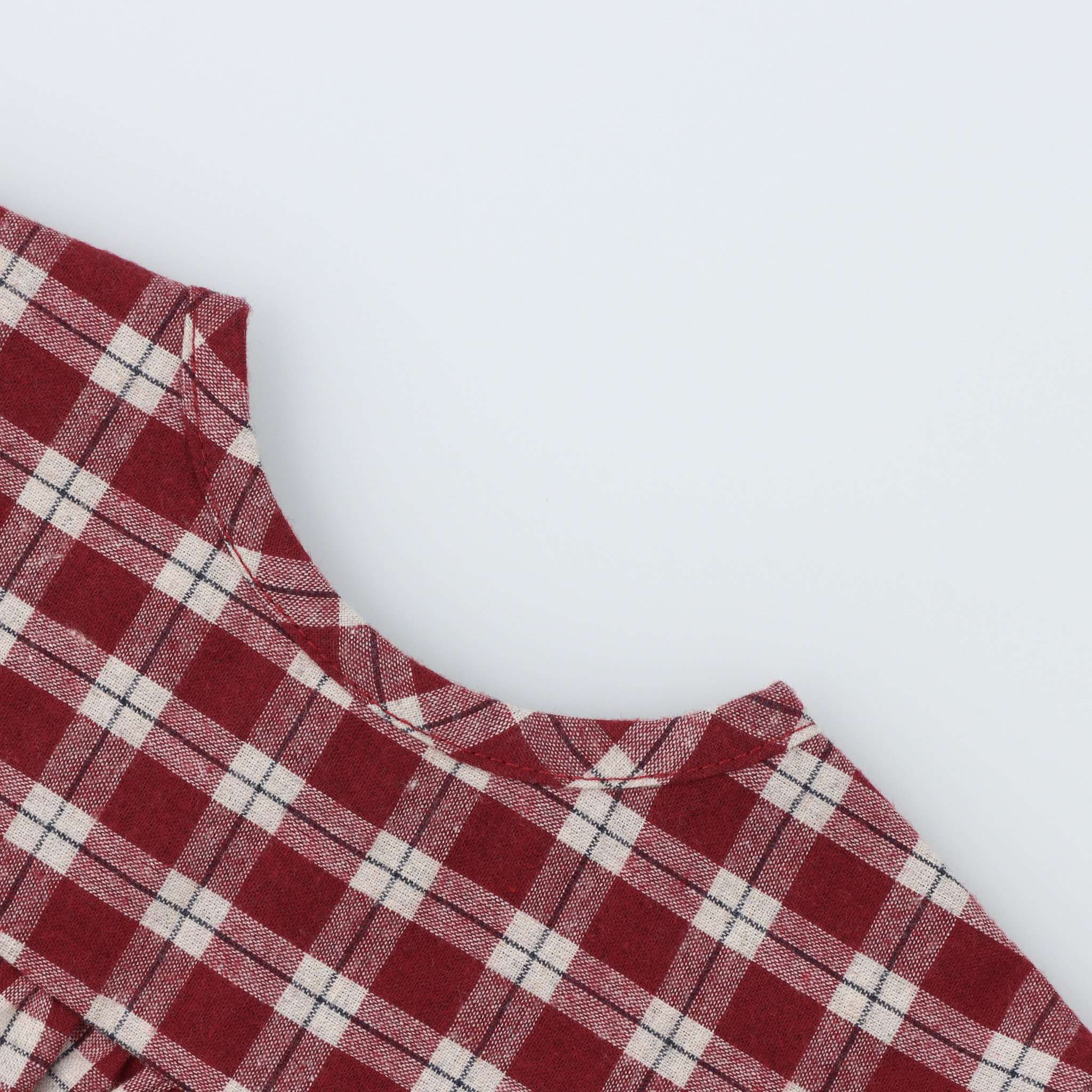 Gola de Menina Xadrez Bordeaux com folho a toda a volta. Aperta com botão na frente. É perfeita para looks matchy de meninas mais crescidas! Detalhe de colarinho, perspetiva de trás.