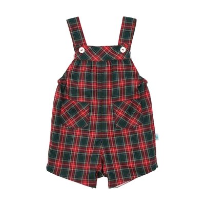 Jardineiras de perna curta para bebé com padrão xadrez verde escuro e vermelho. Destaques de texto salientam algumas características: 100% algodão; forro interior; elástico por baixo dos braços; botões de massa brancos; molas de pressão no entrepernas.