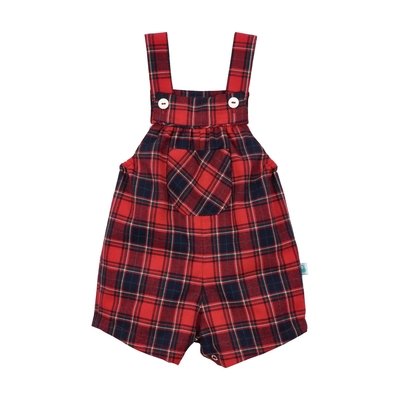 Jardineiras de perna curta para bebé com padrão xadrez vermelho e azul marinho. Destaques de texto salientam algumas características: 100% algodão; forro interior; elástico por baixo dos braços; botões de massa nas alças; molas de pressão no entrepernas.