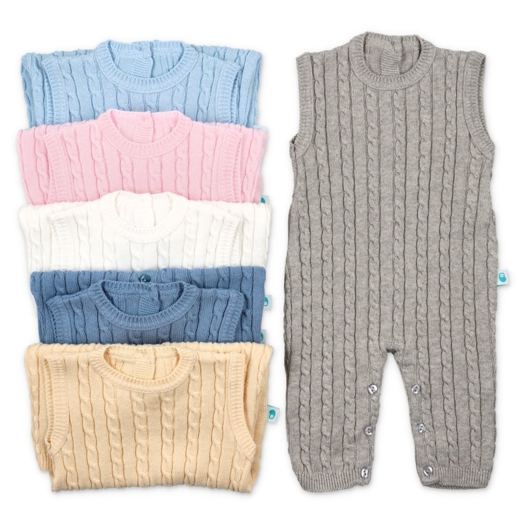Jardineiras de malha de bebé com tranças e sem mangas feitas em algodão. Disponíveis em cinco cores, azul claro, azul petróleo, cinzento, branco cru e amarelo.