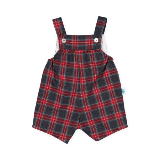 Jardineiras de bebé com perna curta feitas em tecido xadrez de algodão com tons de vermelho e preto. Têm botões de madrepérola nas alças, forro interior branco e um elástico suave de lado para melhor ajuste.