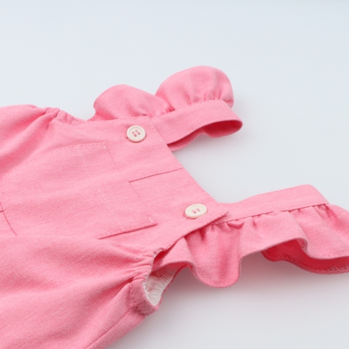 Jardineiras de Ganga cor-de-rosa com folho nas alças. Um ícone Bean, reinventado. É só combinar com básicos para a sua bebé ficar o máximo! Vista Topo