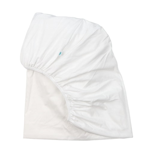 Vista de frente de lençol de baixo impermeável, branco, com elástico. O lençol está dobrado.