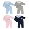 Quatro conjuntos de malha feitos de camisola e calças para bebé.