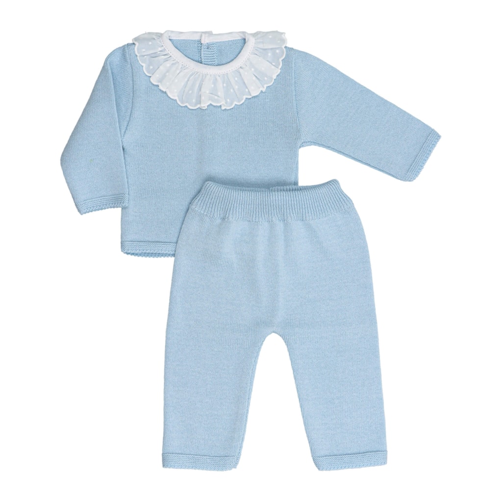 Conjunto de calças e camisola em malha azul claro para bebé. A camisola tem uma gola em tecido branca e abre nas costas na totalidade com botões de massa a acompanhar a cor da camisola. As calças têm elástico na cintura.