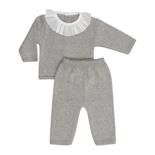 Conjunto de calças e camisola em malha cinzenta para bebé. A camisola tem uma gola em tecido branca e abre nas costas na totalidade com botões de massa a acompanhar a cor da camisola. As calças têm elástico na cintura.