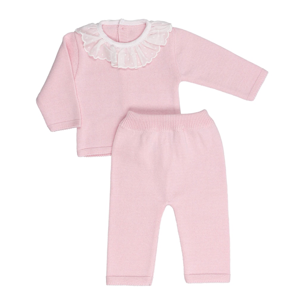 Conjunto de calças e camisola em malha cor de rosa para bebé. A camisola tem uma gola em tecido branca e abre nas costas na totalidade com botões de massa a acompanhar a cor da camisola. As calças têm elástico na cintura.