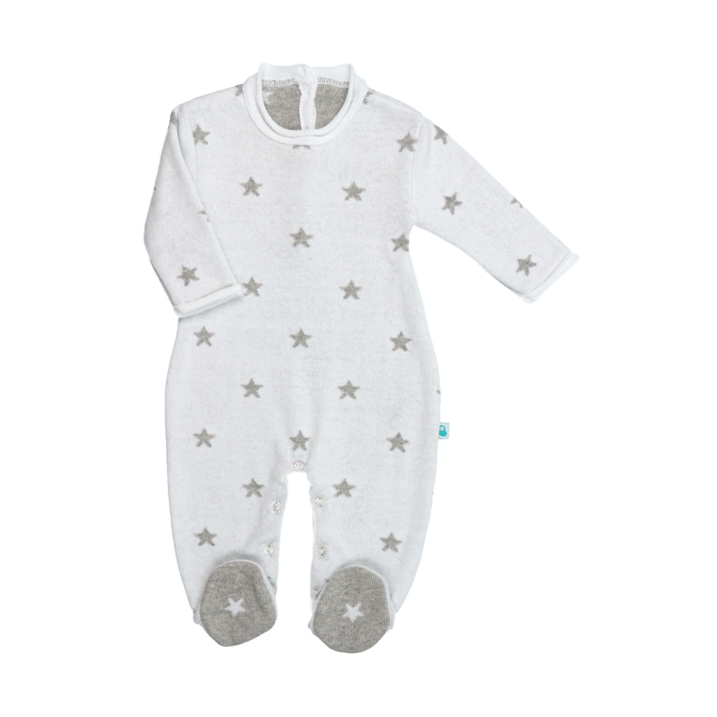 Macacão para bebé branco com estrelas cinzentas. Tem botões nas costas e no entrepernas feito em dupla camada de malha tricotada 100% algodão.
