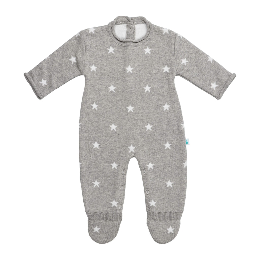 Fato de Bebé feito em algodão cinzento com estrelas brancas.