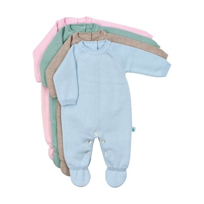 Fotografia de capa do macacão para bebé em malha tricotada em quatro variações de cores. Destaques de texto salientam algumas características: 100% algodão; gola redonda; com pezinhos; botões de madre pérola nas costas e no entrepernas.