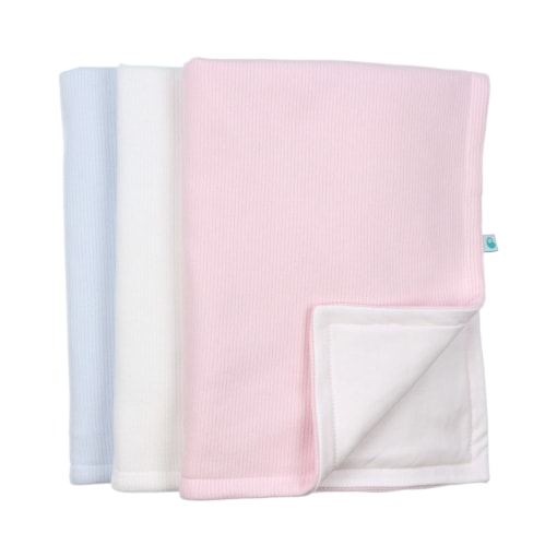 Conjunto de três mantas caneladas para bebé de dupla camada, em malha 100% algodão. De um lado, malha tricotada de cor azul, rosa ou branco, do outro, malha lisa branca.