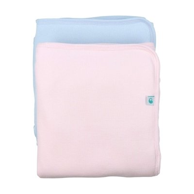 Fotografia de capa da manta para bebé com efeito de pêlo na cor rosa e azul. Destaques de texto salientam algumas características: malha 100% algodão; efeito canelado.