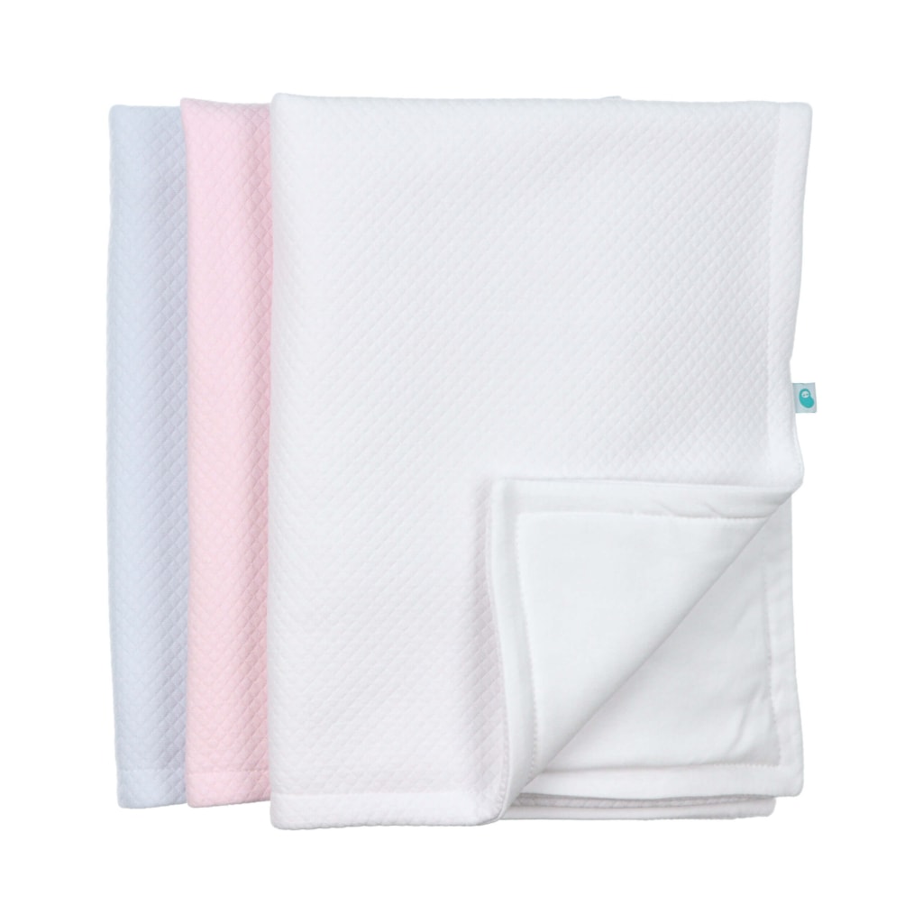 Conjunto de três mantas com losangos para bebé de dupla camada, em malha 100% algodão. De um lado, malha tricotada de cor azul, rosa ou branco, do outro, malha lisa branca.