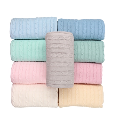 Nove modelos da manta polar para bebé com tecido duplo, exterior em algodão com pormenor de traça e o interior em poliéster (tecido polar).