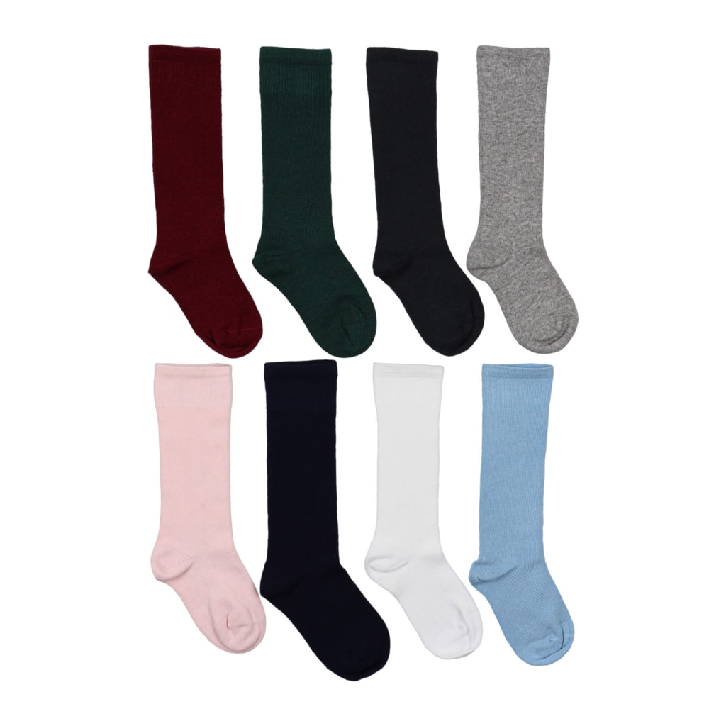 Conjunto de oito meias altas para bebé de diferentes cores.