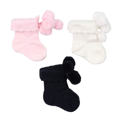 Três modelos das meias para bebé muito quentinhas, com detalhe de dobra em ponto canelado e dois pompons aplicado na parte superior.