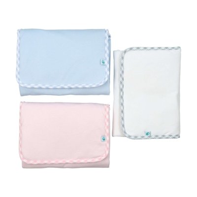 Capa do muda fraldas para bebé em três variações de cores: branco com rebordo em tecido vichy cinzento e branco; azul claro com rebordo em tecido vichy azul e rosa claro com rebordo em tecido vichy rosa e branco.