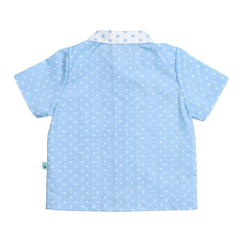 Vista de costas de camisa azul de pijama de verão para criança.
