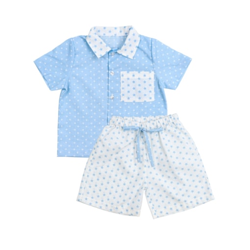 Pijama de criança de verão com camisa azul e calções brancos.