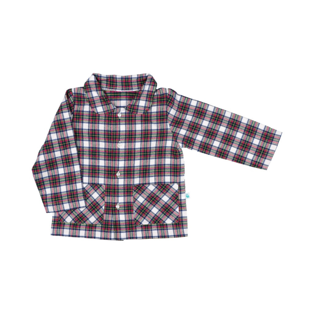 Camisa de um pijama para bebé de duas peças, camisa e calças, feito em tecido de flanela. Tem gola redonda, dois bolsos e aperta na frente com botões até abaixo.