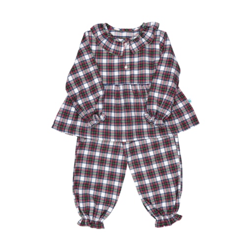 Pijama para bebé em tecido de flanela com padrão xadrez em tons de azul, vermelho e branco. Camisola tipo túnica, em evasé, com três botões na frente e gola de folho. As calças têm elástico na cintura, punhos e tornozelos.