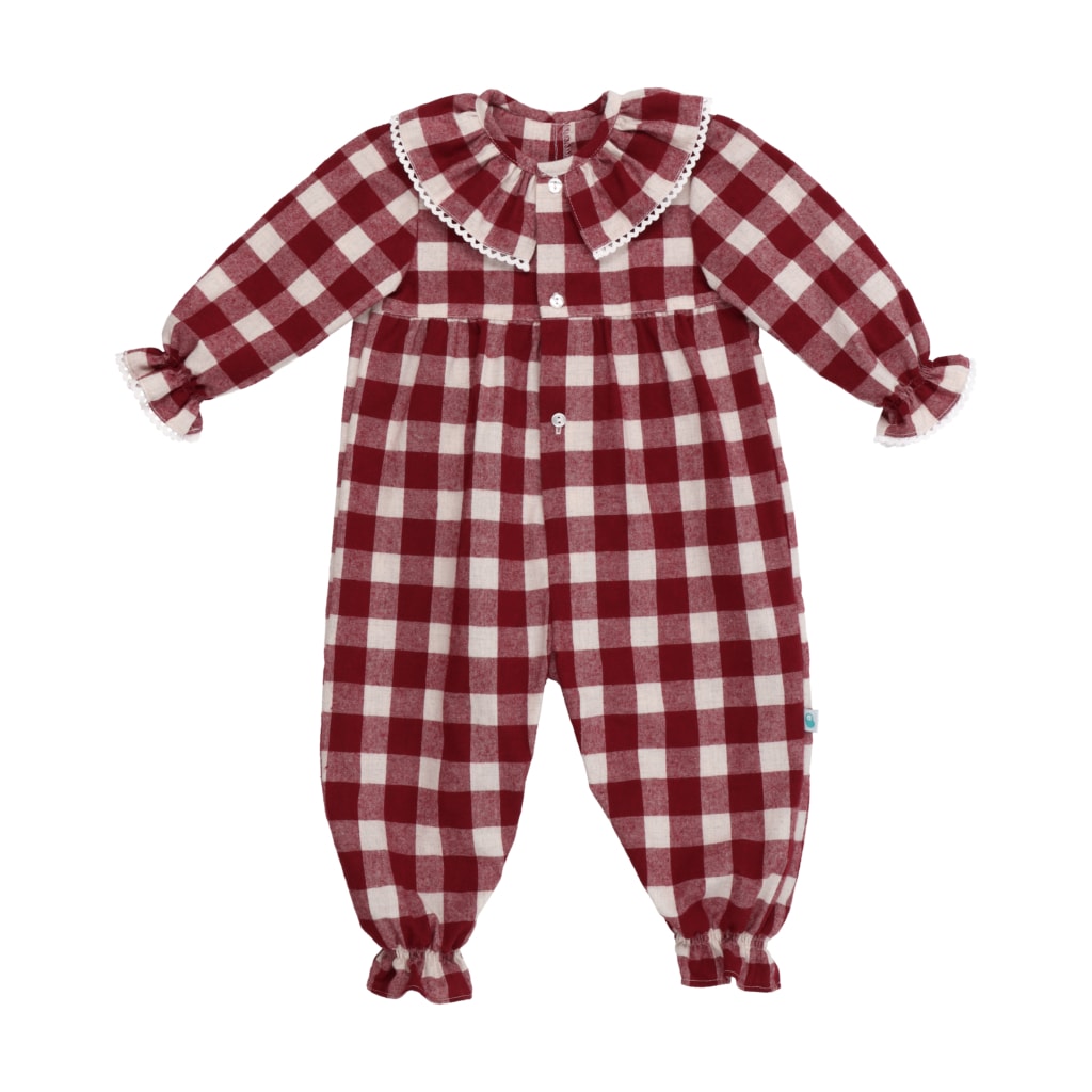 Pijama macacão de Natal em flanela 100% algodão, muito quentinha, ao xadrez bordeaux e branco. Gola de folho com detalhe de renda grega. Vista de frente.