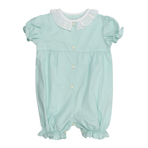 Pijama macacão para bebé feito em tecido verde claro com bolinhas brancas. Tem gola em bordado inglês e manga curta em balão, aperta à frente com botões brancos e no entrepernas, terminando com um elástico suave na perna.