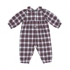 Pijama macacão de bebé feito com gola redonda em flanela com abertura no peito e no entrepernas. Tem os punhos e o final das pernas com elástico.