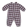 Vista de costas de um pijama macacão de bebé feito em flanela com gola redonda. Tem os punhos e o final das pernas com um elástico suave.