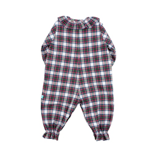Vista de costas de um pijama macacão de bebé feito em flanela. Tem os punhos e o final das pernas em franzido.