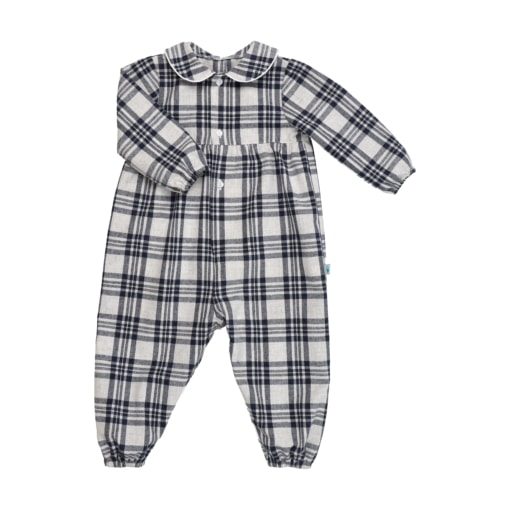 Pijama macacão para bebé menino feito em tecido xadrez de tons azul marinho e branco. Tem gola redonda no mesmo tecido.