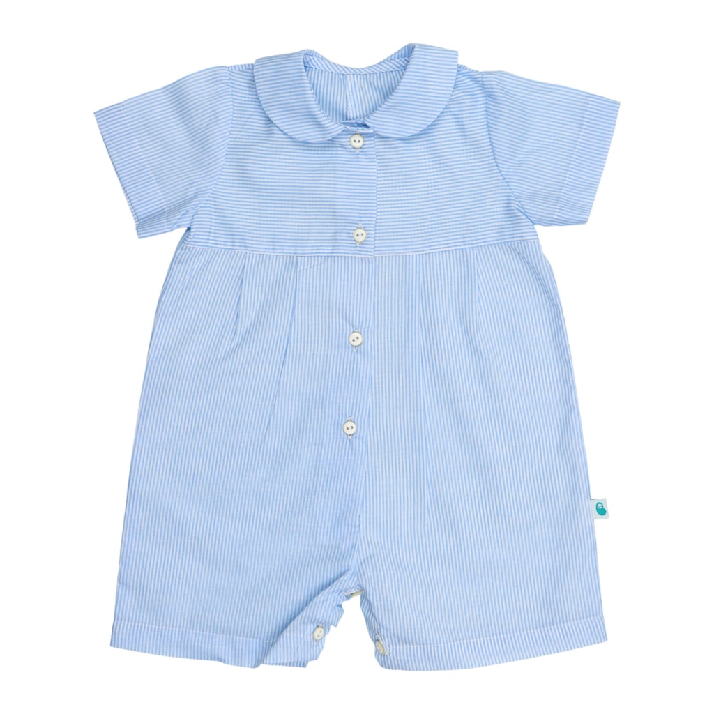 Pijama Macacão em tecido voile de algodão às riscas azuis e branco, muito fresquinho. Tem gola redonda, manga curta, aperta à frente com botões brancos e no entrepernas.