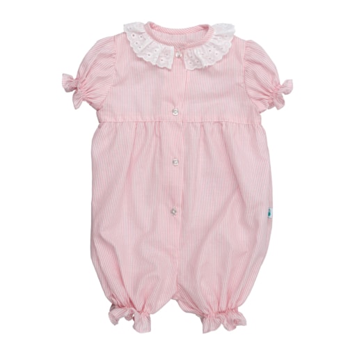 Pijama Macacão para bebé com perna curta feito em tecido voile 100% algodão às riscas rosa e branco. Tem gola em bordado inglês, manga curta em balão, aperta à frente com botões brancos e no entrepernas, terminando com um elástico suave na perna.