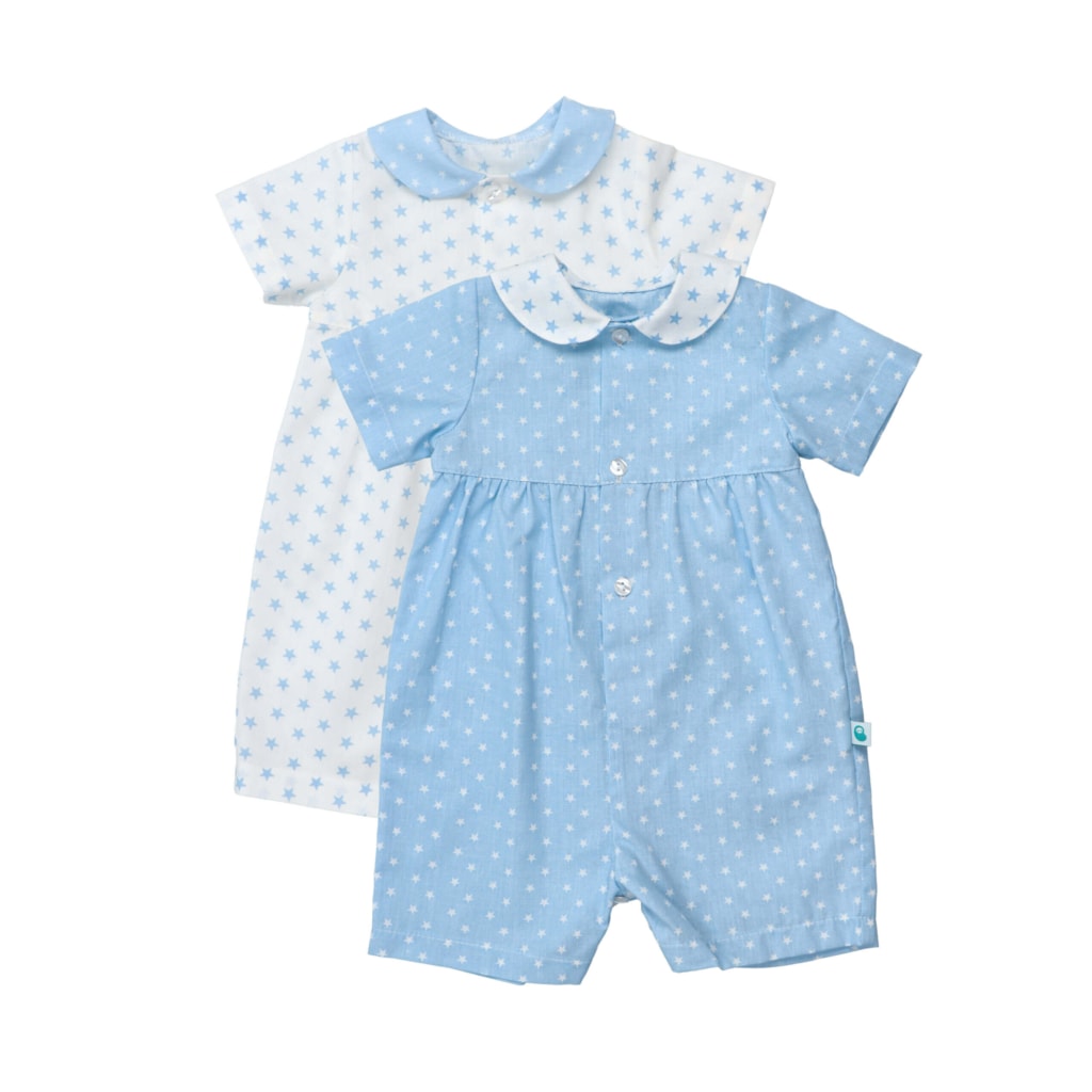 Pijamas de bebé com perna curta um em tecido branco com estrelas azuis e outro em tecido azul com as estrelas brancas.