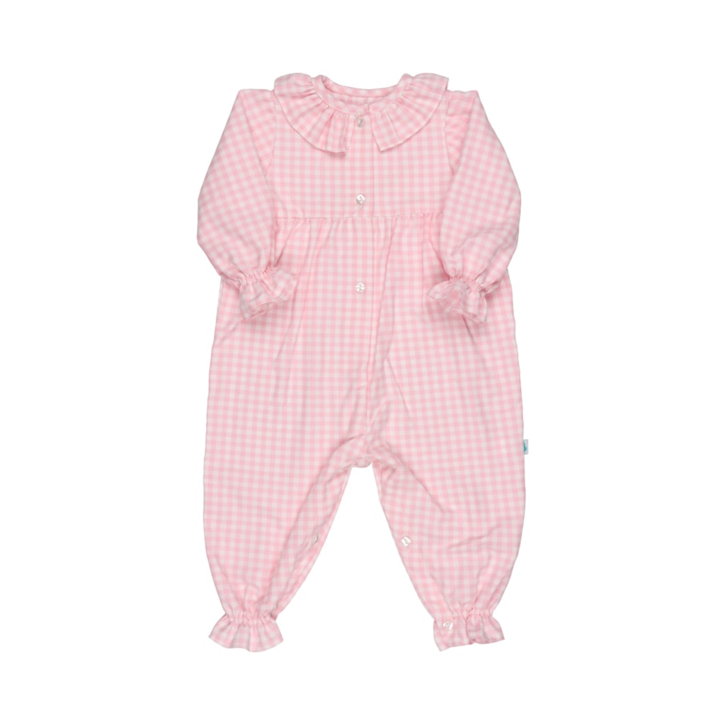 Pijama macacão para bebé feito em tecido vaiela 100% algodão com padrão de xadrez em rosa. Aperta com botões à frente a todo o comprimento, até ao tornozelo. Gola de folho e elástico nos punhos e nos tornozelos.