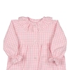 Pijama macacão para bebé feito em tecido vaiela 100% algodão com padrão de xadrez em rosa. Aperta com botões à frente a todo o comprimento, até ao tornozelo. Gola de folho e elástico nos punhos e nos tornozelos.