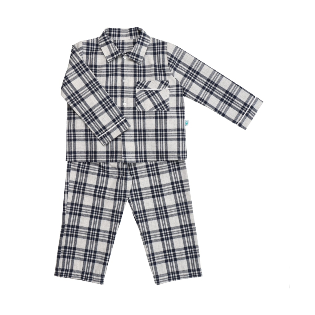 Pijama para bebé menino feito de duas peças, camisola e calças. É feito em tecido de algodão xadrez de tons azul marinho e branco.