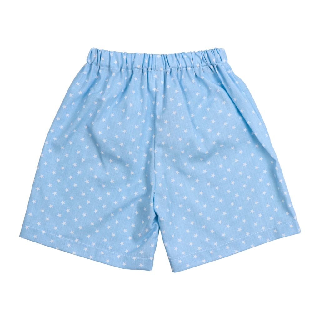 Vista de trás de calções azuis de pijama de verão para criança.