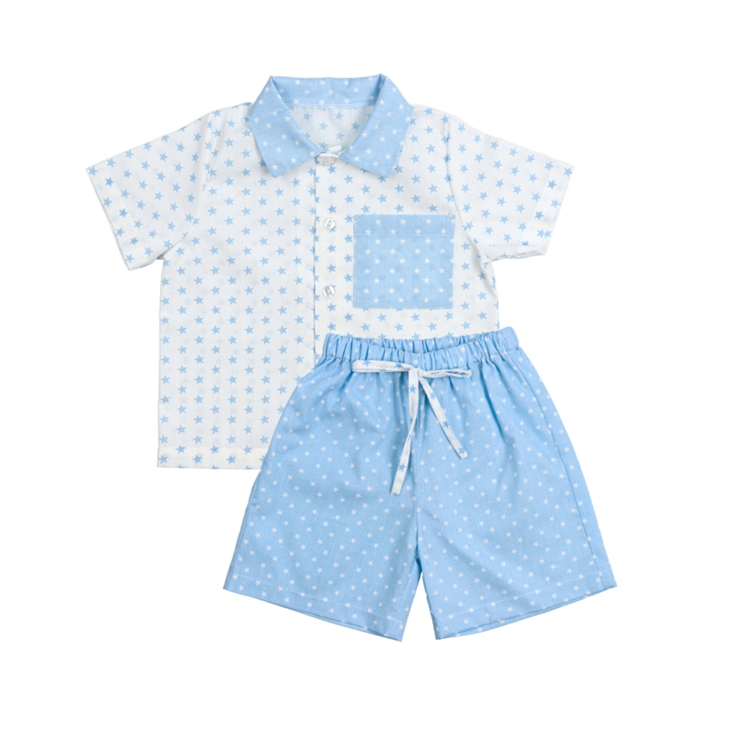 Pijama de criança de verão com camisa branca e calções azuis.