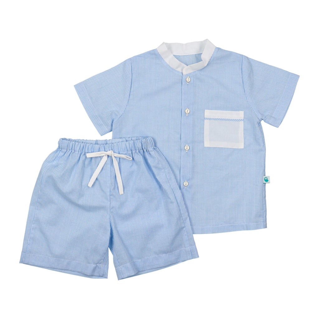 Pijama para bebé em tecido voile às riscas azuis e brancas, muito fresquinho. A camisa tem gola redonda e manga curta, aperta à frente com botões brancos e tem um bolso branco no peito. Os calções têm elástico na cintura e apertam com um laço em branco.