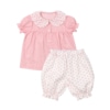 Pijama de verão para criança com camisola rosa e calções brancos.