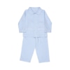 Pijama para bebé em vaiela 100% algodão com padrão de xadrez em azul feito de duas peças. A camisa tem gola redonda e dois bolsos, aperta na frente com botões até abaixo. As calças têm elástico na cintura.